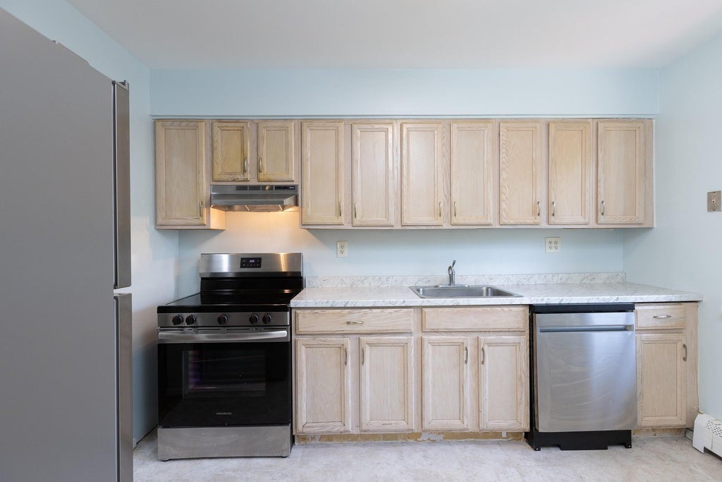 6 of 13 - 52-54 Blydenburg Avenue, Smithtown, NY