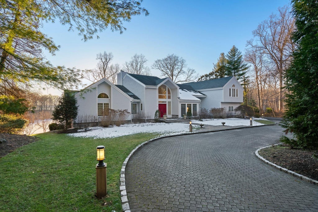 2 of 50 - 19 Mallard Drive, Lloyd Neck, NY