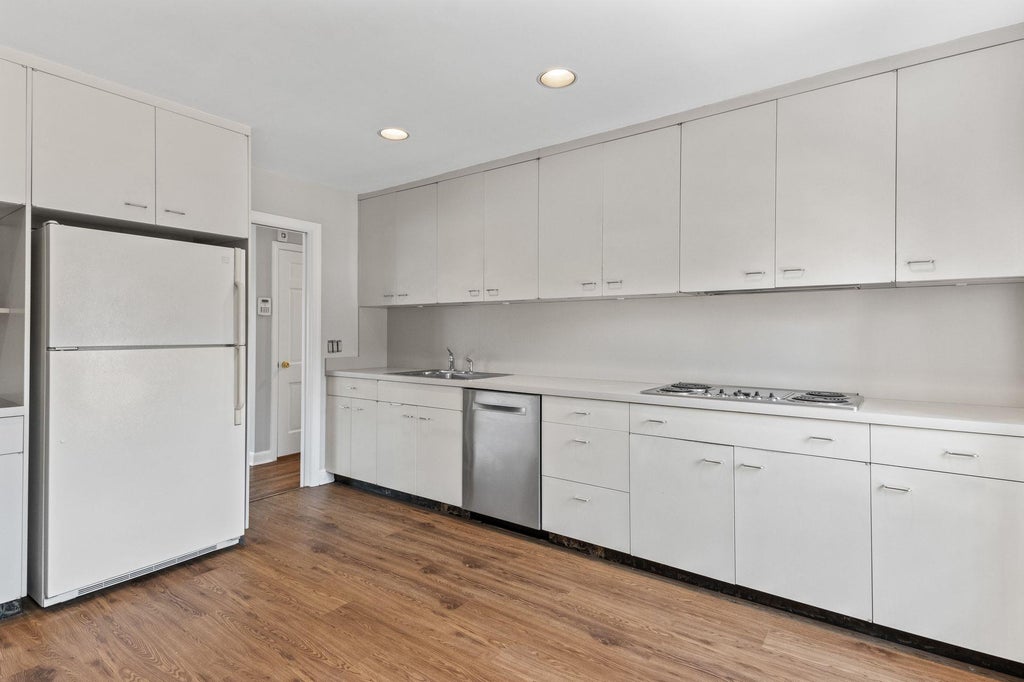 9 of 23 - 16 Russet Lane, Huntington, NY