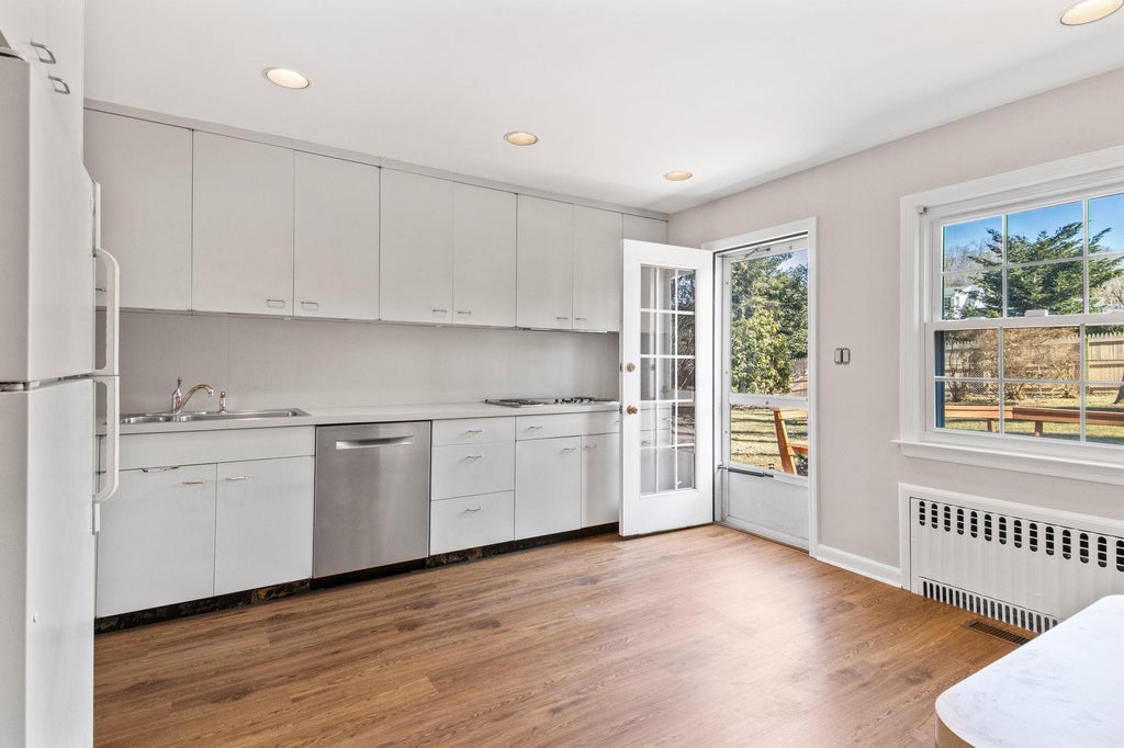 10 of 23 - 16 Russet Lane, Huntington, NY