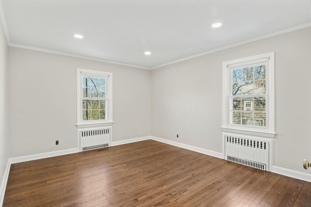 12 of 23 - 16 Russet Lane, Huntington, NY