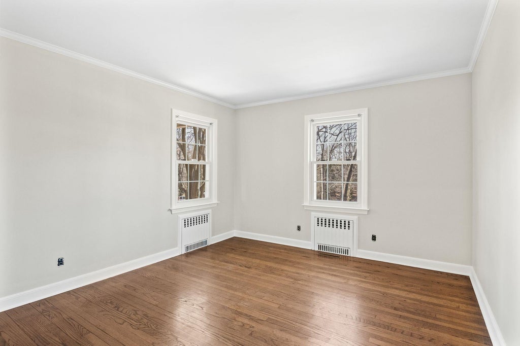 13 of 23 - 16 Russet Lane, Huntington, NY