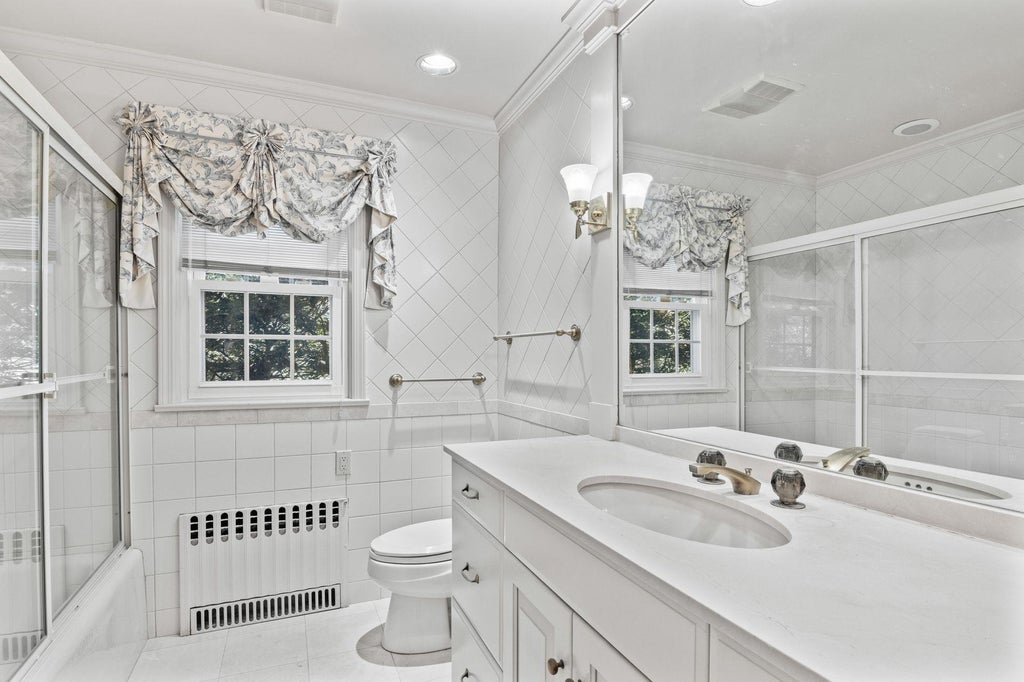 14 of 23 - 16 Russet Lane, Huntington, NY