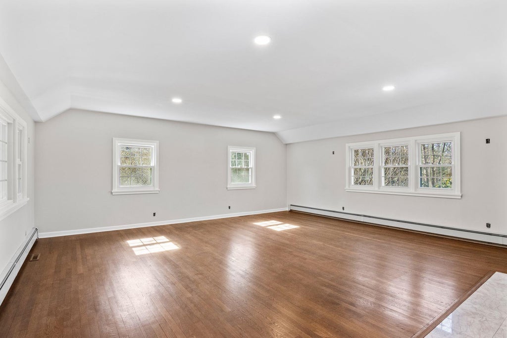 15 of 23 - 16 Russet Lane, Huntington, NY