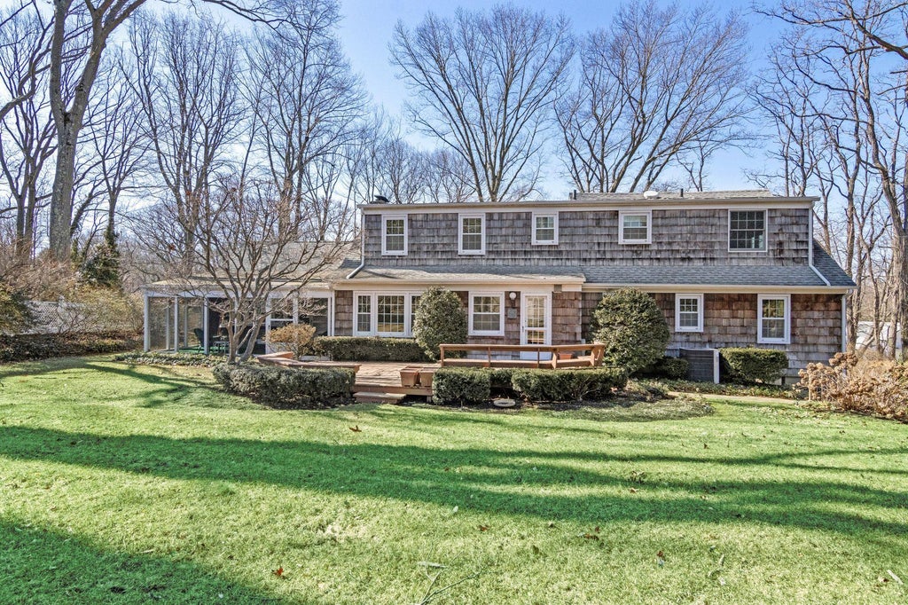 20 of 23 - 16 Russet Lane, Huntington, NY