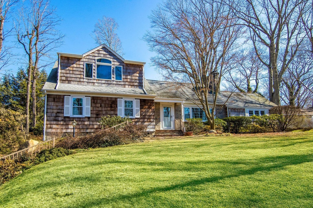 22 of 23 - 16 Russet Lane, Huntington, NY