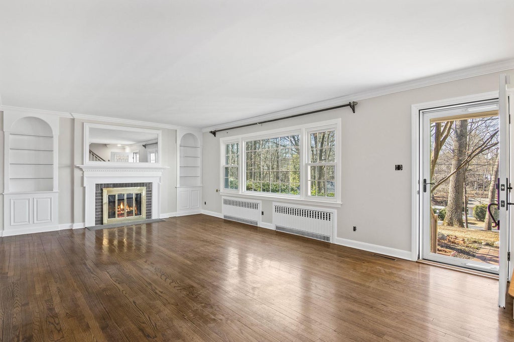 2 of 23 - 16 Russet Lane, Huntington, NY