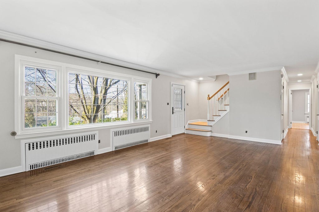 3 of 23 - 16 Russet Lane, Huntington, NY
