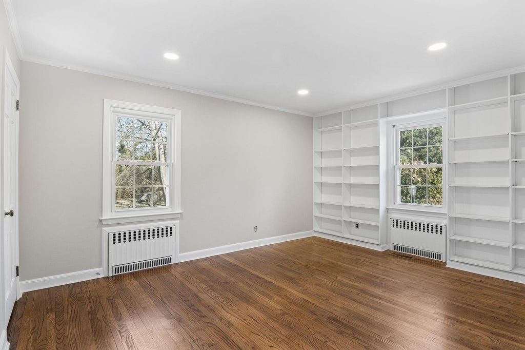 6 of 23 - 16 Russet Lane, Huntington, NY