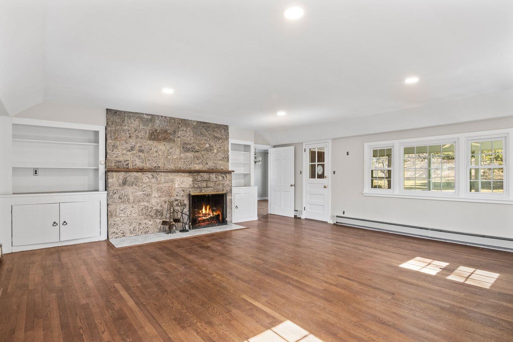 8 of 23 - 16 Russet Lane, Huntington, NY