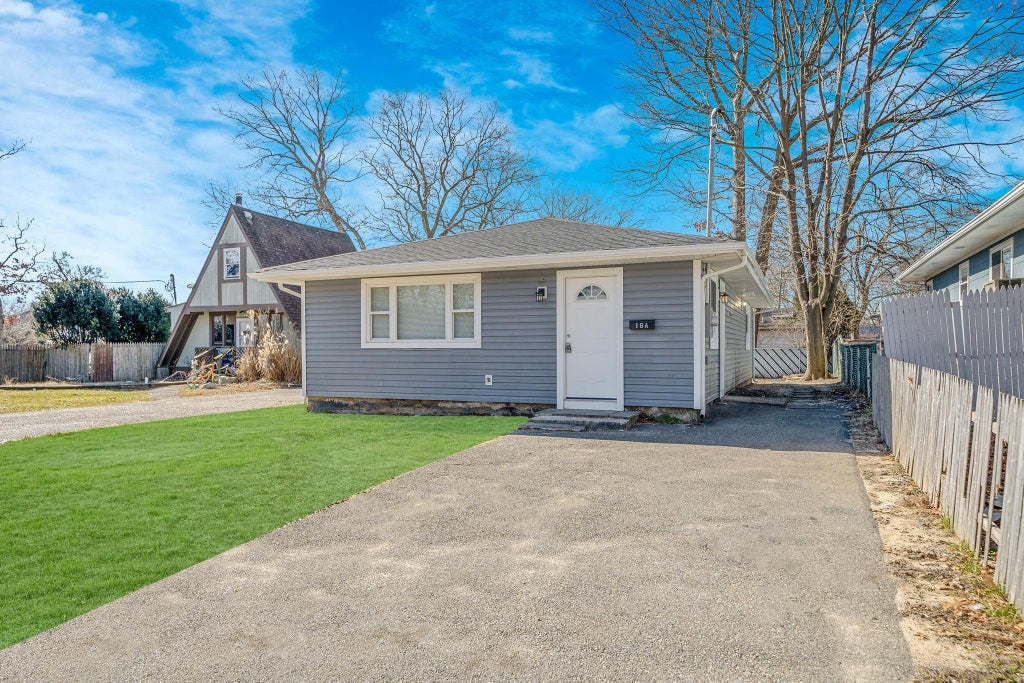 18a Broadway, Mastic