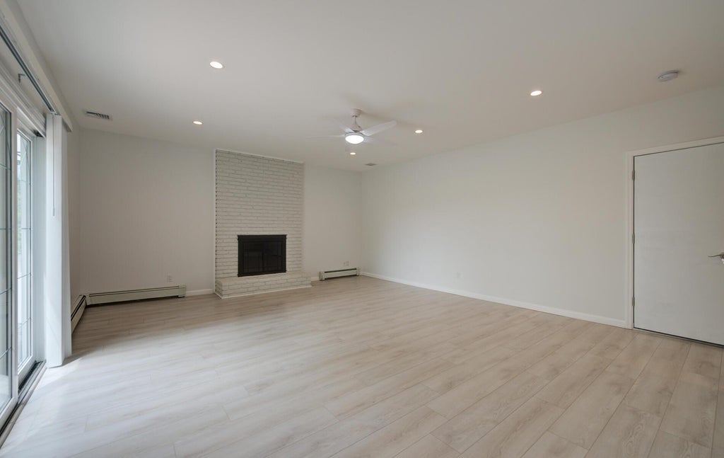 9 of 24 - 3 Dartmouth Drive # 3, Glen Cove, NY
