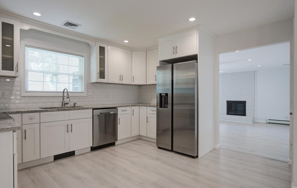 5 of 24 - 3 Dartmouth Drive # 3, Glen Cove, NY