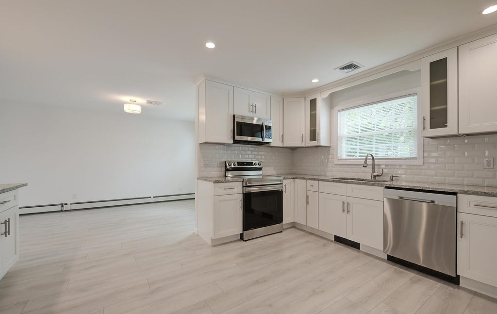 6 of 24 - 3 Dartmouth Drive # 3, Glen Cove, NY