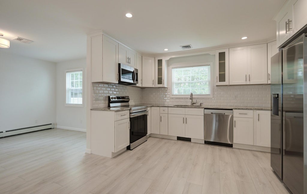 7 of 24 - 3 Dartmouth Drive # 3, Glen Cove, NY