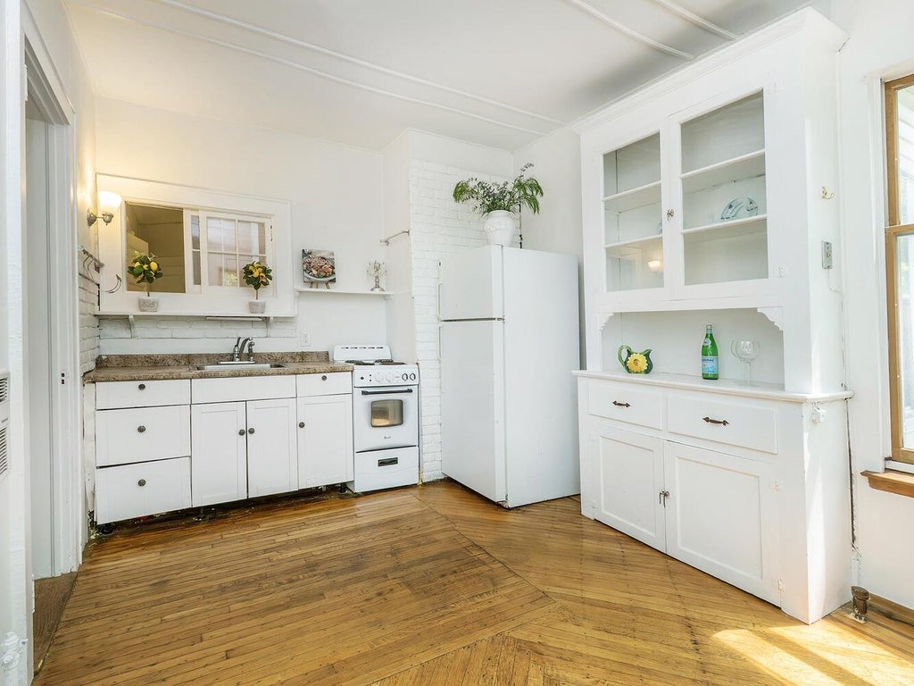 10 of 27 - 42 Central Avenue # 7, Sea Cliff, NY