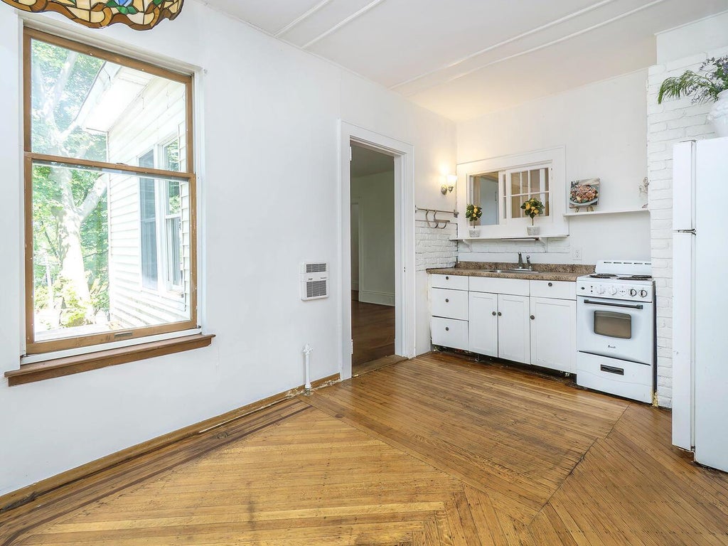 8 of 27 - 42 Central Avenue # 7, Sea Cliff, NY
