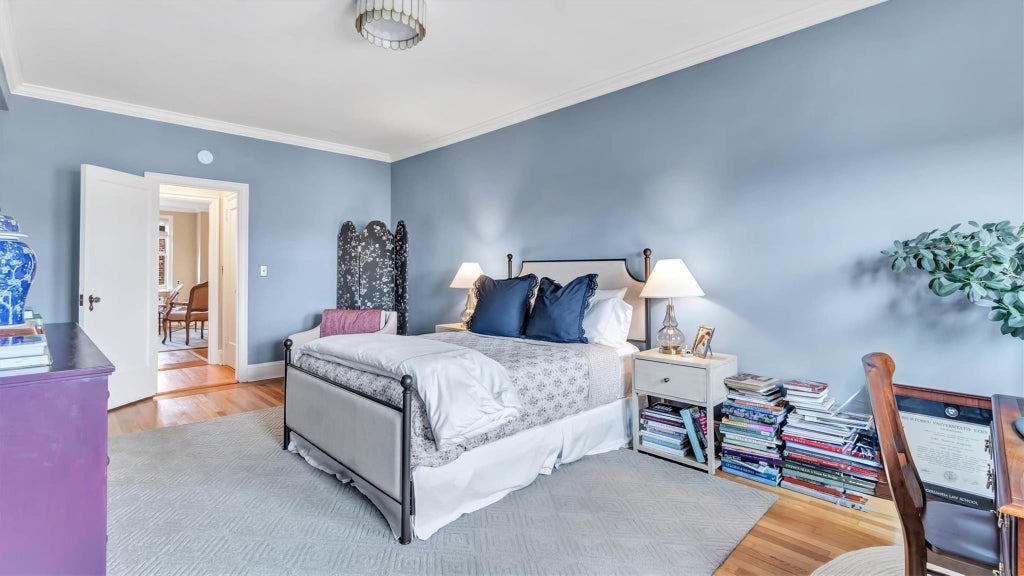 11 of 27 - 8 Barstow Road 7h, Great Neck, NY