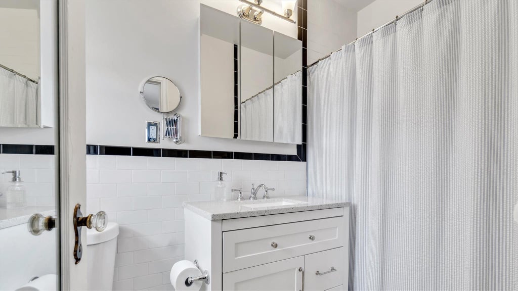 12 of 27 - 8 Barstow Road 7h, Great Neck, NY