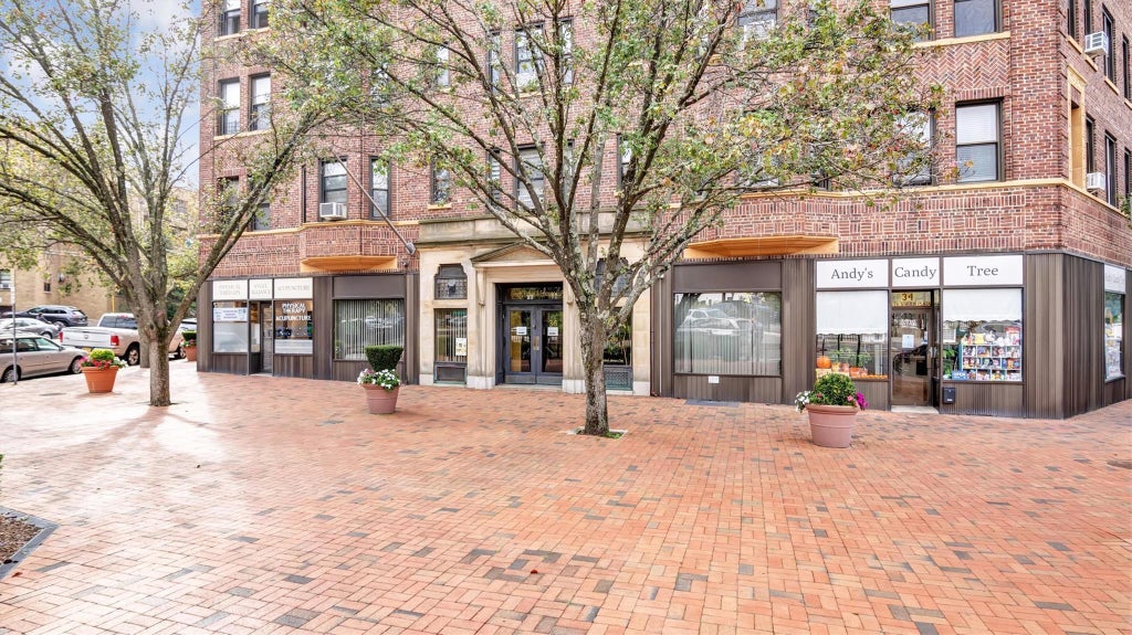 16 of 27 - 8 Barstow Road 7h, Great Neck, NY