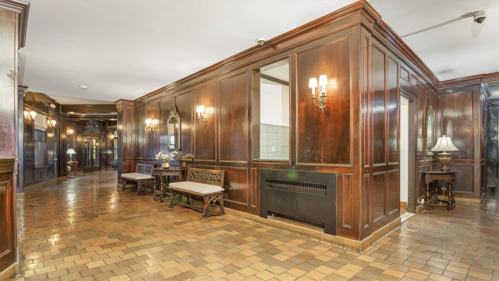 18 of 27 - 8 Barstow Road 7h, Great Neck, NY