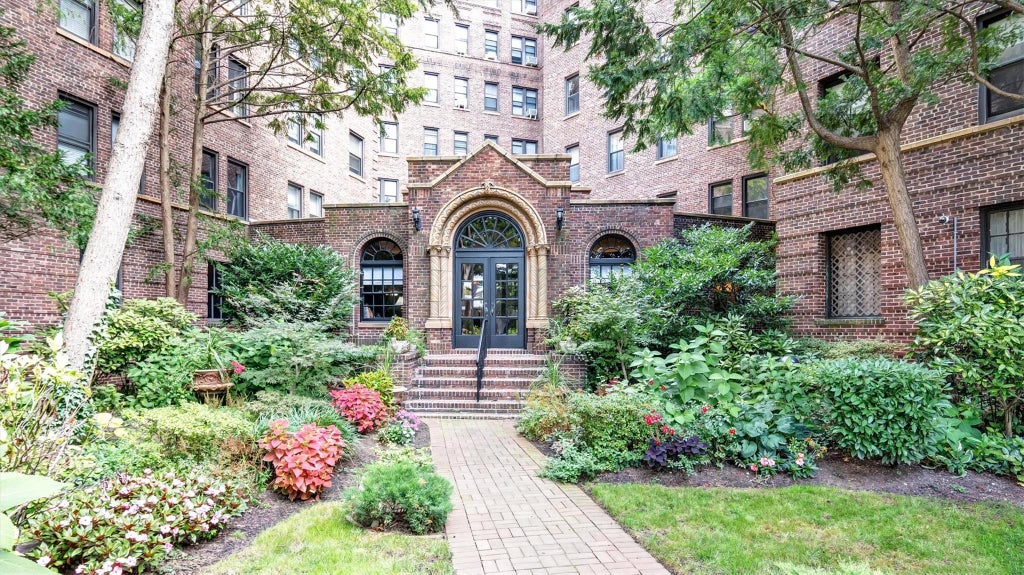 19 of 27 - 8 Barstow Road 7h, Great Neck, NY