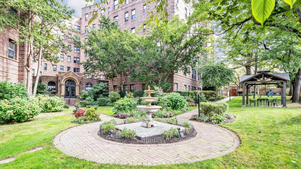 21 of 27 - 8 Barstow Road 7h, Great Neck, NY