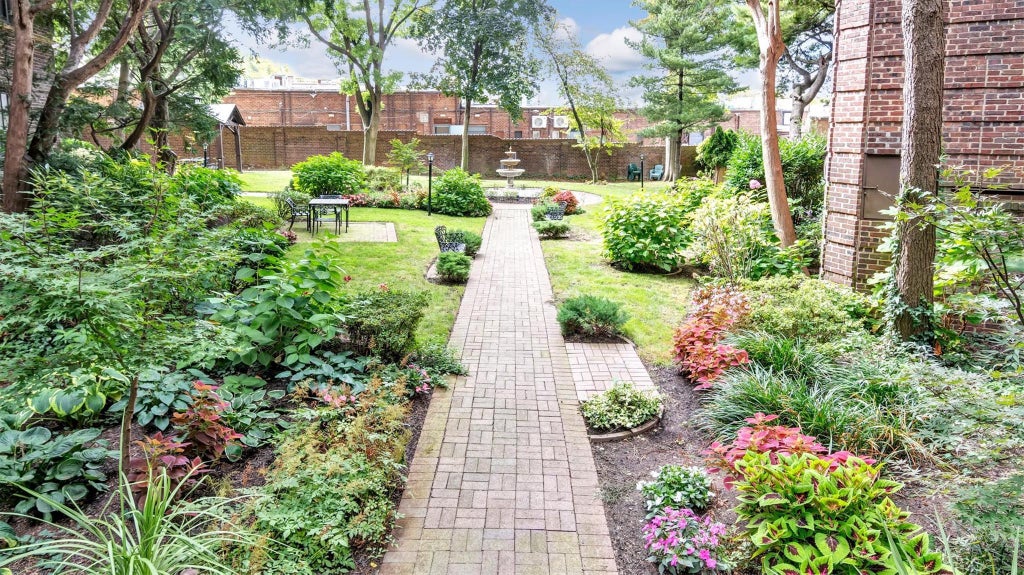 22 of 27 - 8 Barstow Road 7h, Great Neck, NY