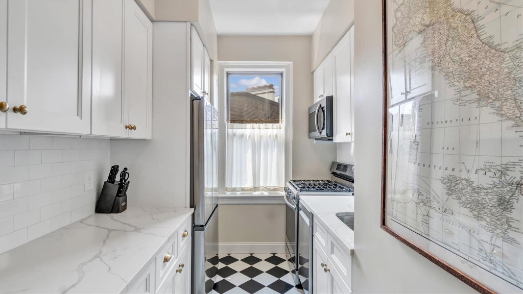 5 of 27 - 8 Barstow Road 7h, Great Neck, NY