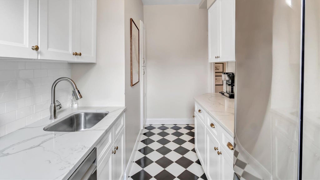 6 of 27 - 8 Barstow Road 7h, Great Neck, NY