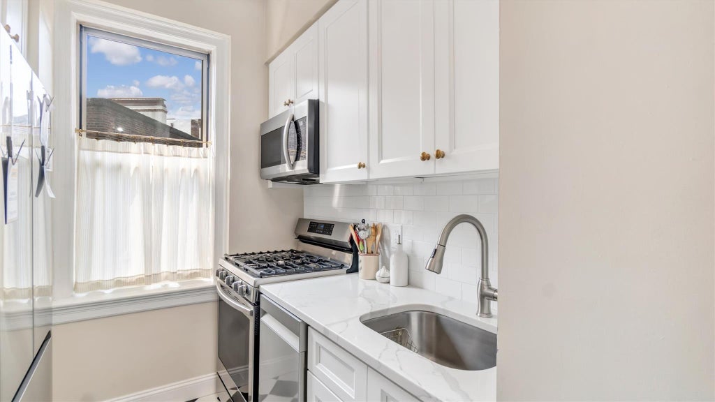 7 of 27 - 8 Barstow Road 7h, Great Neck, NY