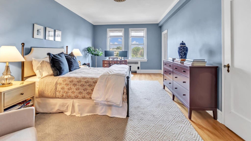 8 of 27 - 8 Barstow Road 7h, Great Neck, NY
