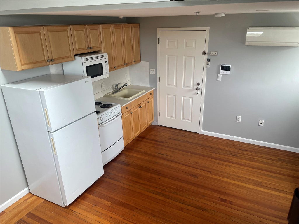 8 of 11 - 94 4th Avenue # 314, Bay Shore, NY