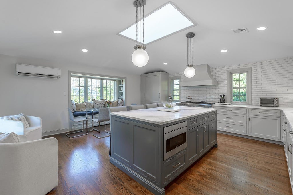 9 of 31 - 47 Whistler Road, Manhasset, NY