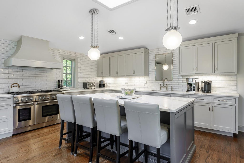 10 of 31 - 47 Whistler Road, Manhasset, NY