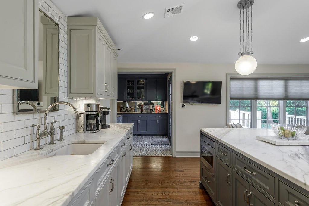 11 of 31 - 47 Whistler Road, Manhasset, NY