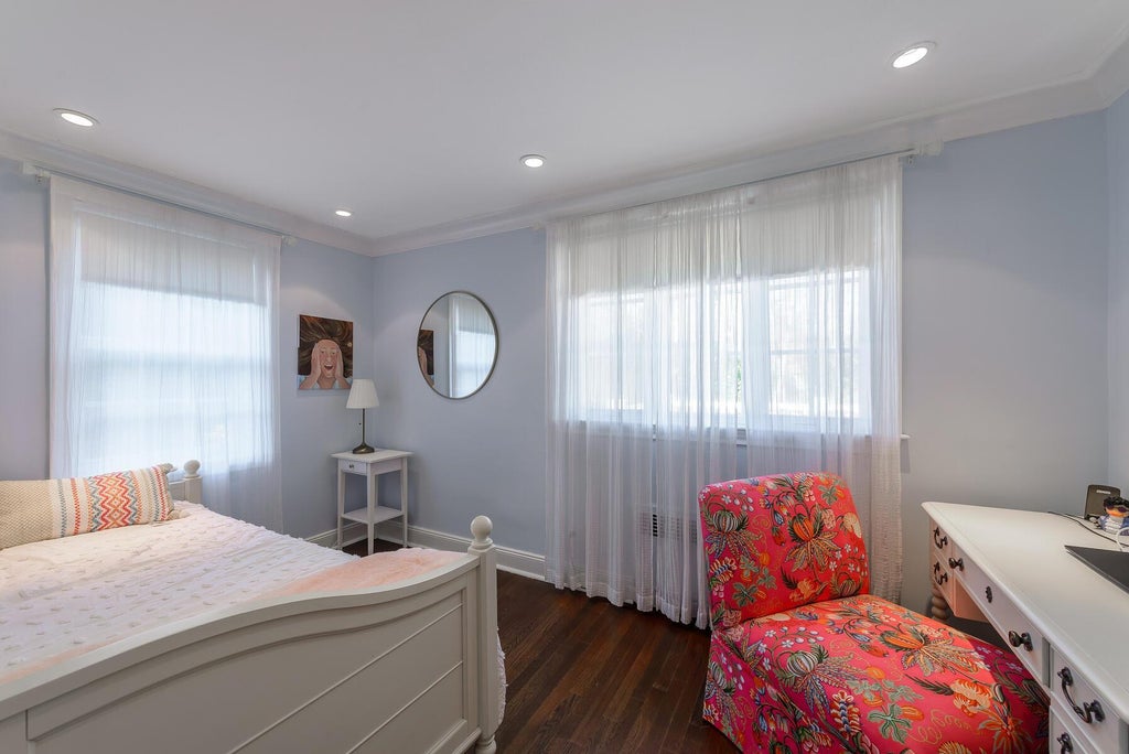 17 of 31 - 47 Whistler Road, Manhasset, NY