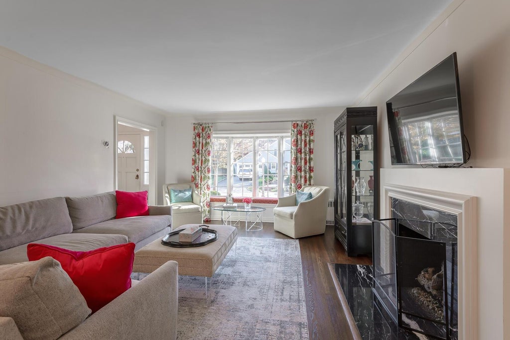 6 of 31 - 47 Whistler Road, Manhasset, NY