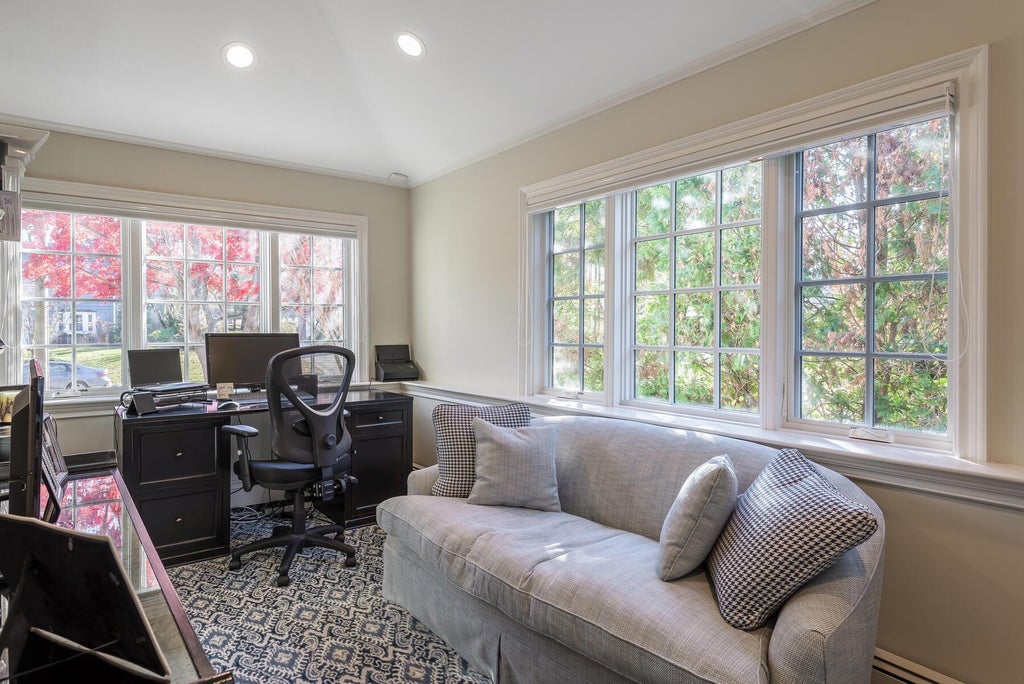 7 of 31 - 47 Whistler Road, Manhasset, NY
