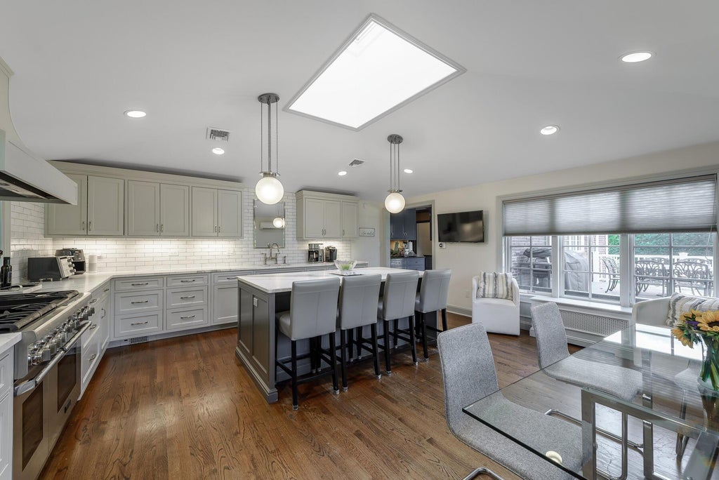 8 of 31 - 47 Whistler Road, Manhasset, NY