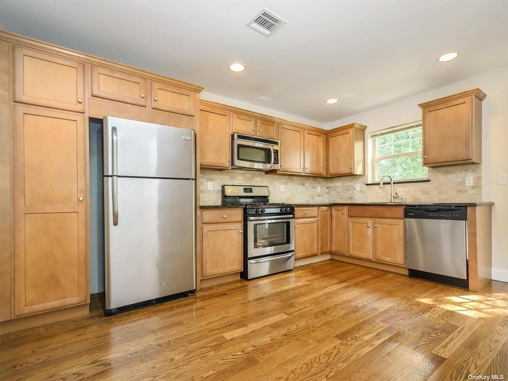 10 of 34 - 28a Dunes Lane, Port Washington, NY
