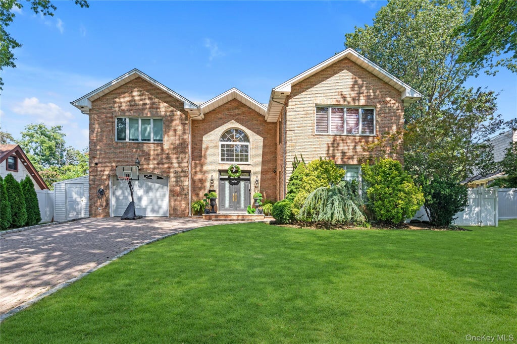 27 Circle Drive, Roslyn Heights