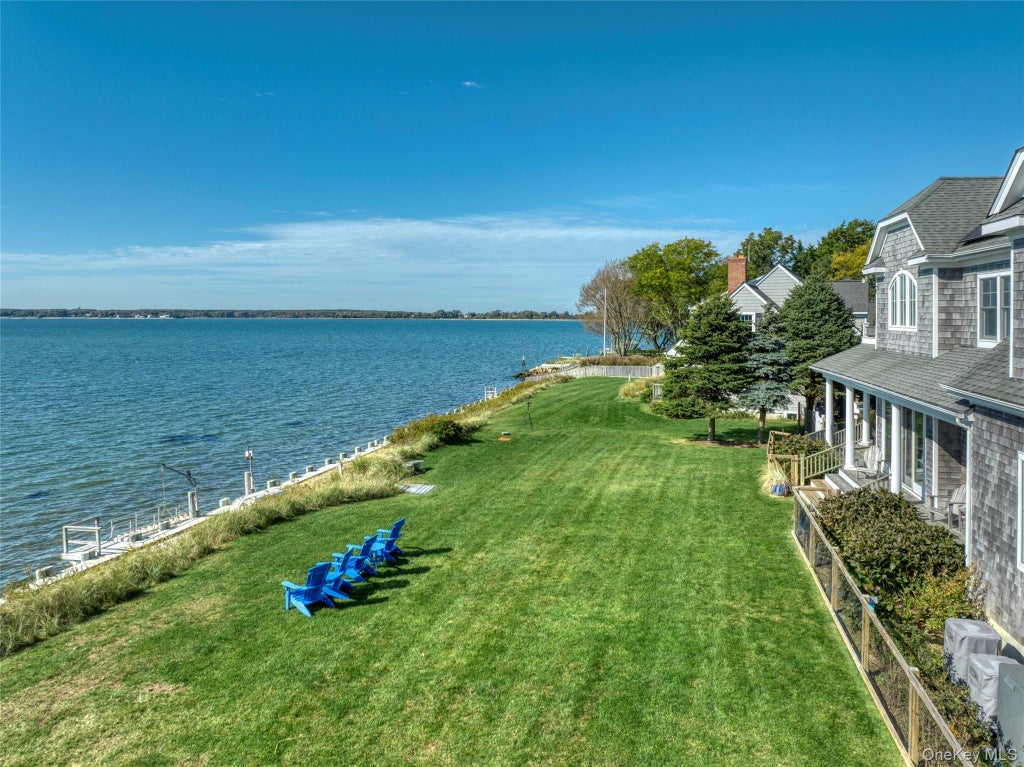 1060 Willow Terrace Lane, Orient