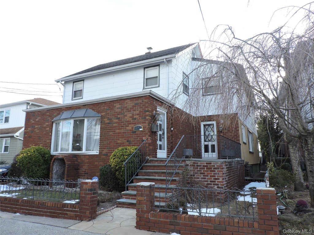 18 Leach Street, Lynbrook