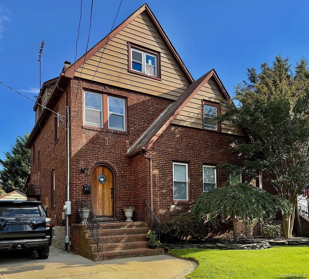 111 Piccadilly Dwns, Lynbrook