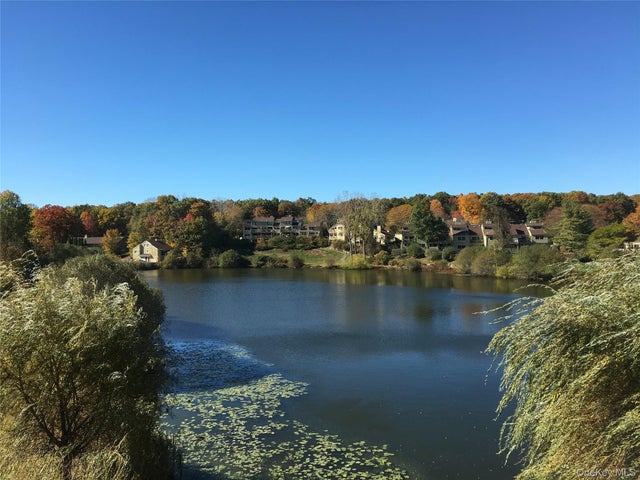 905 Oakridge Common, South Salem