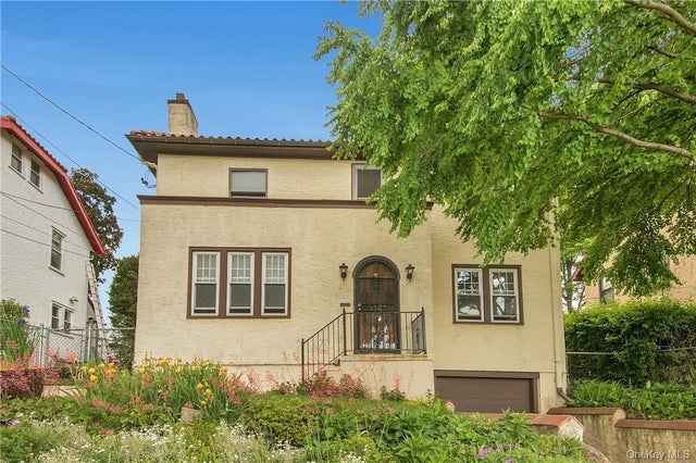 14 Oakridge Place # 1, Eastchester