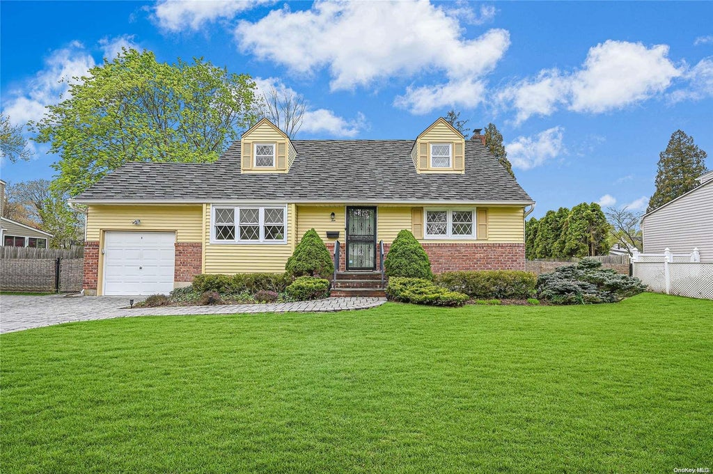 1 of 32 - 10 Birchbrook Drive, Smithtown, NY
