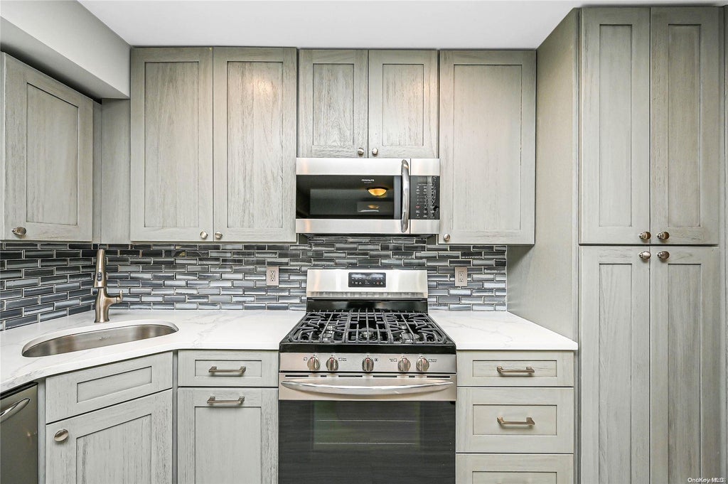 9 of 32 - 10 Birchbrook Drive, Smithtown, NY