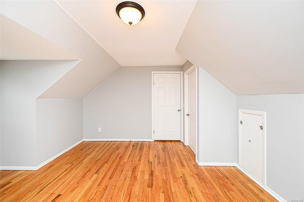 18 of 32 - 10 Birchbrook Drive, Smithtown, NY